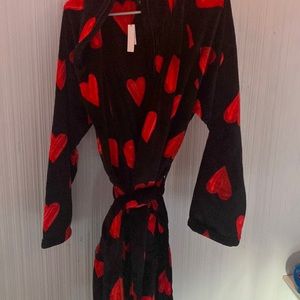 Victoria Secret: black and red hearts robe
